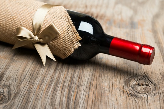 czerwone wino zapakowane na prezent